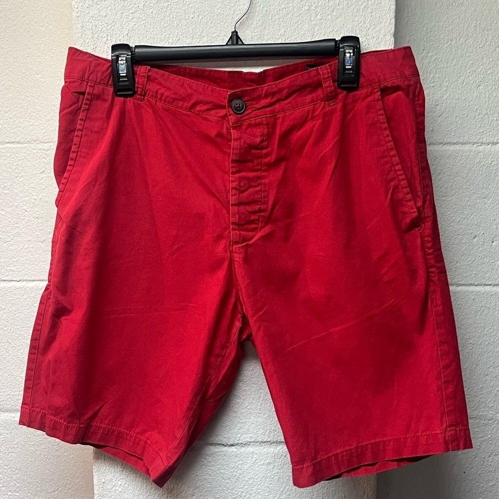 Mens H&M Divided Red Shorts
Size 32